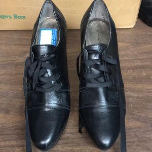 Tahiti Grace size 9.5 M. Black.  Good condition.